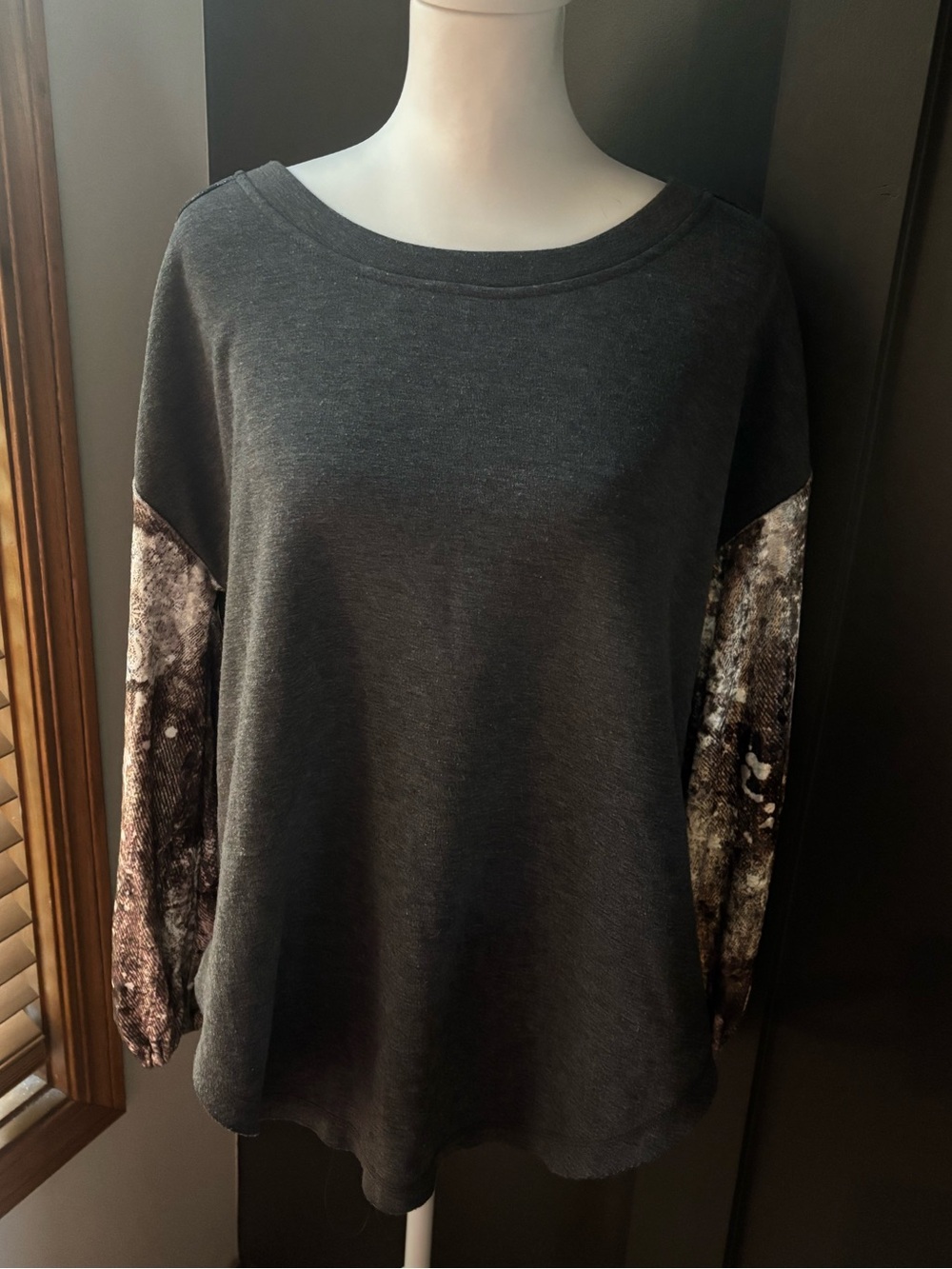 Hem & Thread Fuzzy Knit Top Snake Print Velvet Sleeve – Women’s L